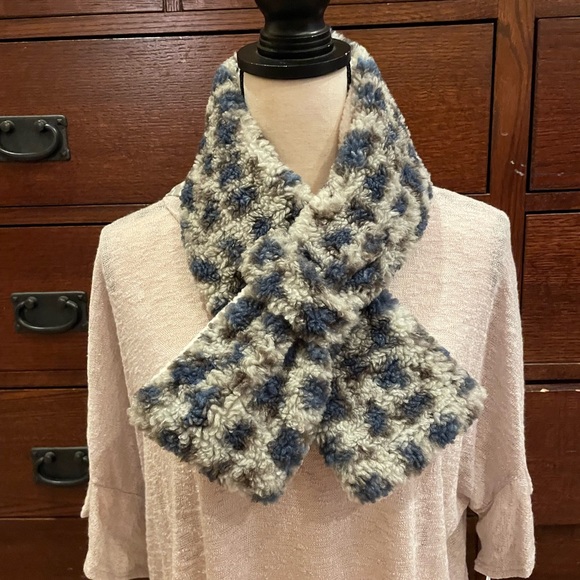 Thick Leopard print loop closure cross neck scarf - Picture 1 of 3